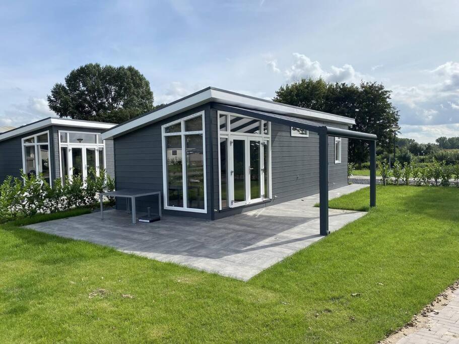Vakantiehuis Met Vijverzicht Lathum Exterior photo