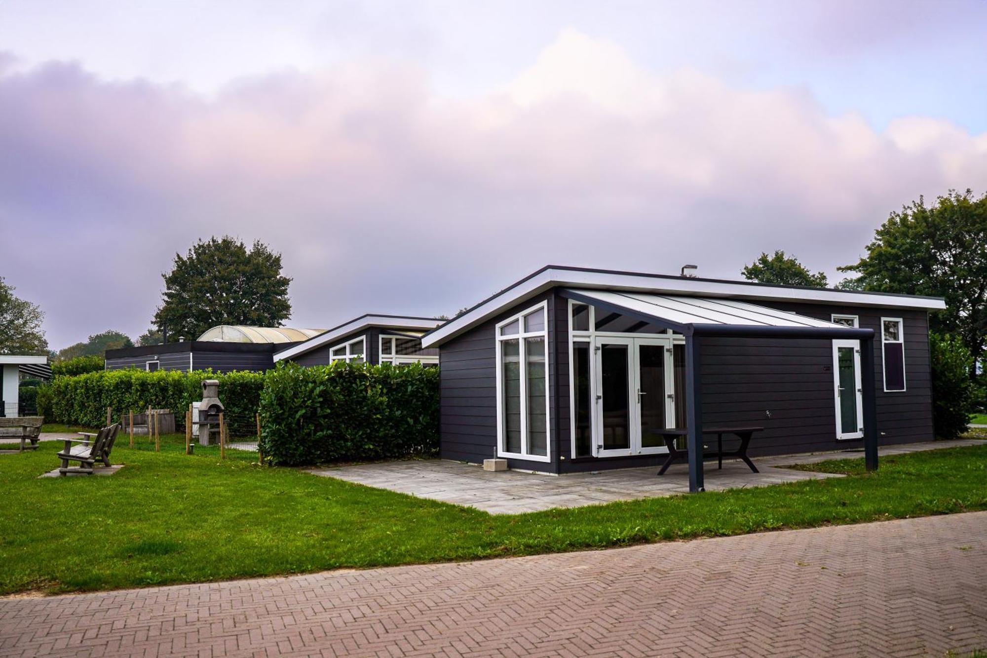 Vakantiehuis Met Vijverzicht Lathum Exterior photo